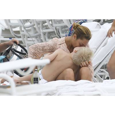 Lilly Becker relaxt mit Sohn Amadeus in Miami