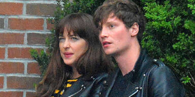 Dakota Johnson, Matthew Hitt