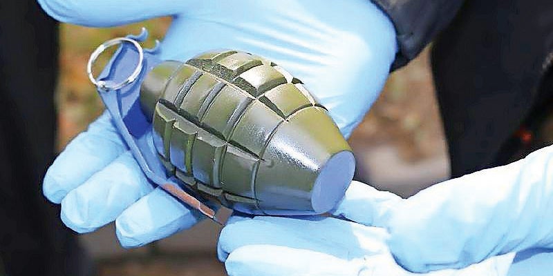 Bankräuber kam mit Waffe und Granate