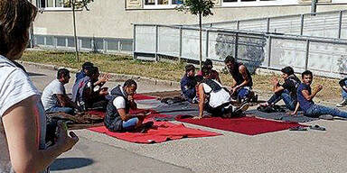 Sitzstreik im Asyl-Lager