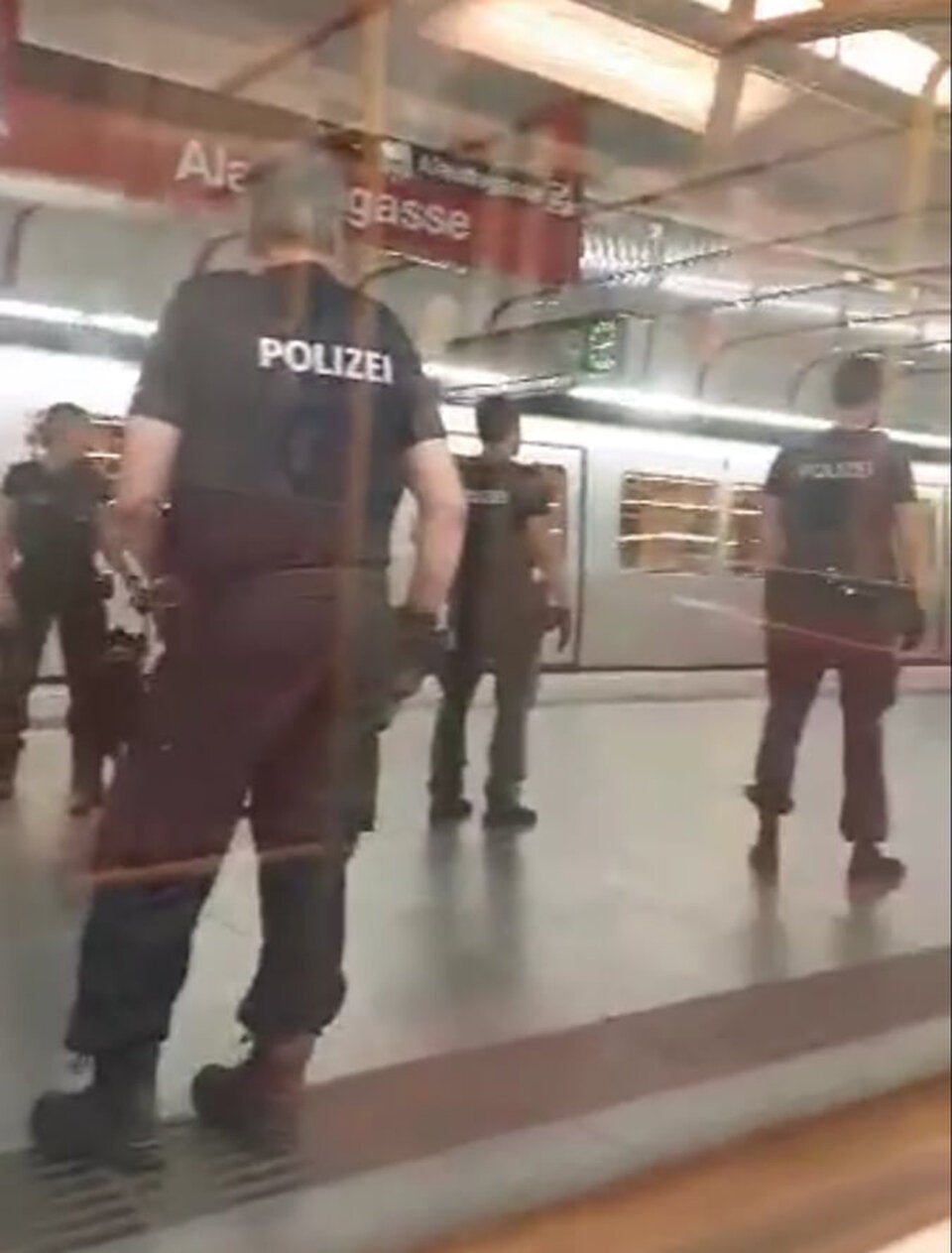 53-Jähriger attackiert U-Bahn-Fahrgast mit Schere