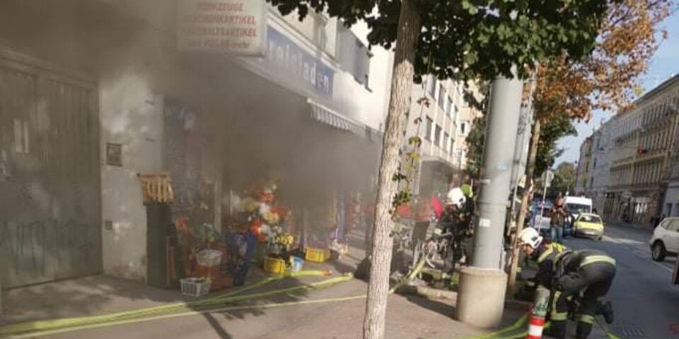 Feuer bricht in Wiener Geschäft aus: Drei Verletzte