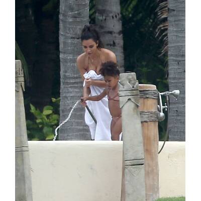 Kim Kardashian: Badetag mit Kids