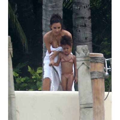 Kim Kardashian: Badetag mit Kids