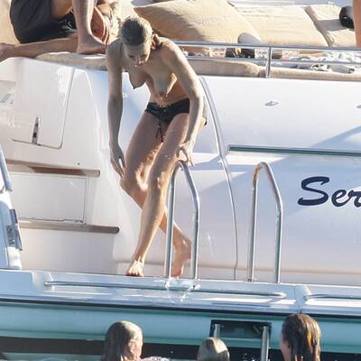 Sexy Modelyacht: Moss und Oben-Ohne-Mulder