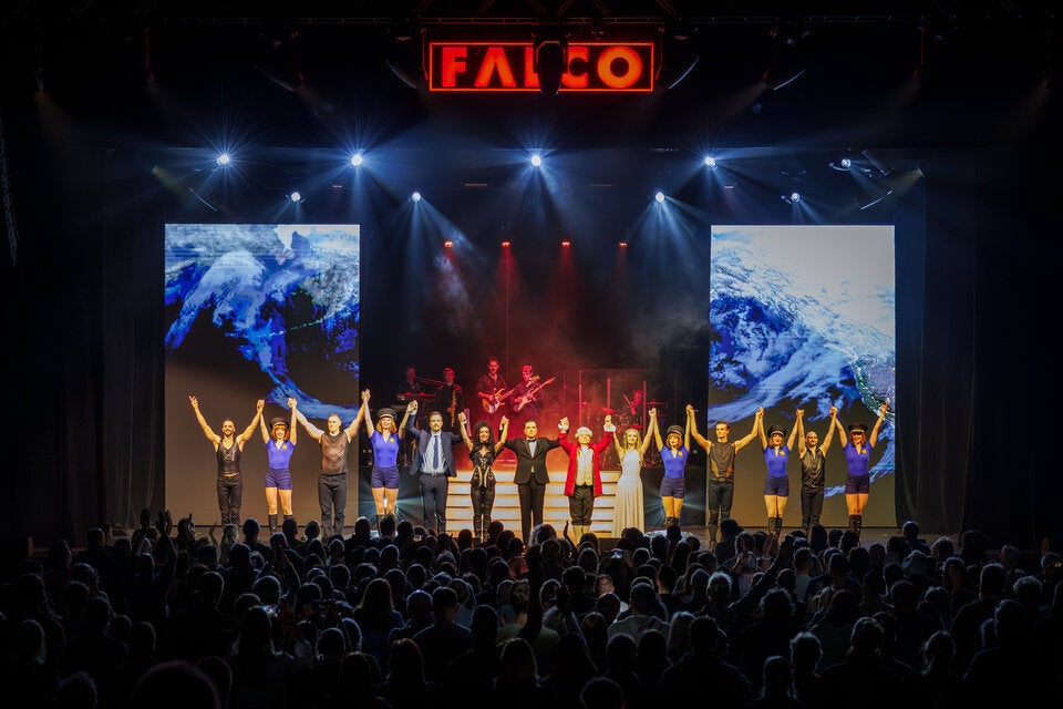 „Falco meets Amadeus“ bringt die Stadthalle zum Glühen