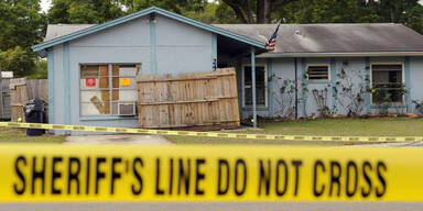 Mann von Loch unter dem Schlafzimmer "verschluckt"