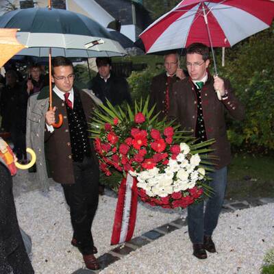 Kranzniederlegung am Grab von Jörg Haider