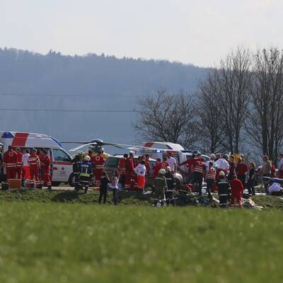 Bilder vom Schulbusunfall in Schwand