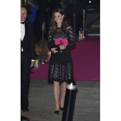 Kate zeigt sich im schwarzen Look bei der Action on Addiction Gala in East-London 
