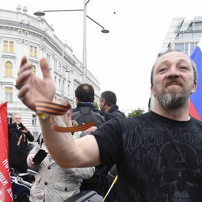 Nachtwölfe legen Kranz in Wien nieder