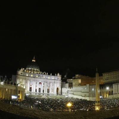 Weißer Rauch über Vatikan