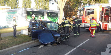 Verheerender Unfall in Wien: Lenker in Lebensgefahr