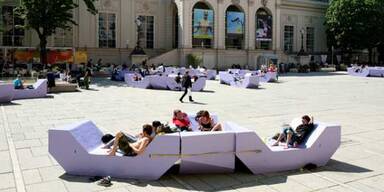 Museums Quartier in Violett getaucht und fussballfrei