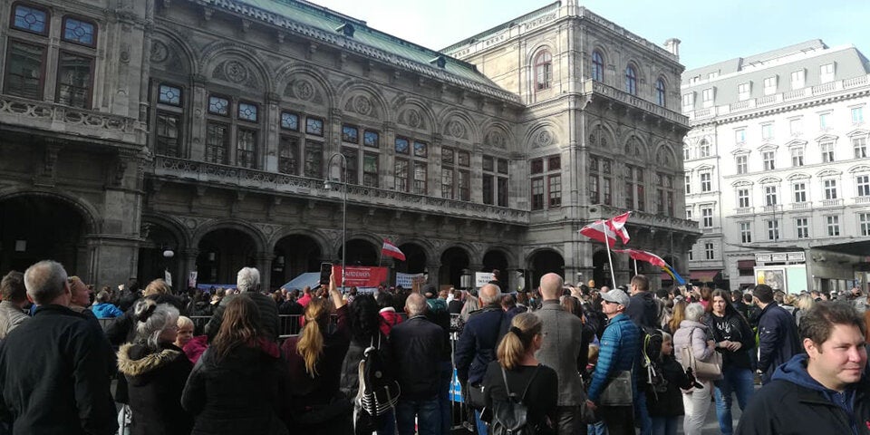 Riesen-Eklat: Demonstranten verbrennen Masken vor Wiener Oper