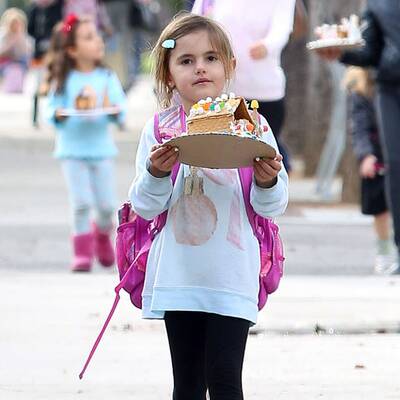 Alessandra Ambrosio holt Anja von der Schule ab