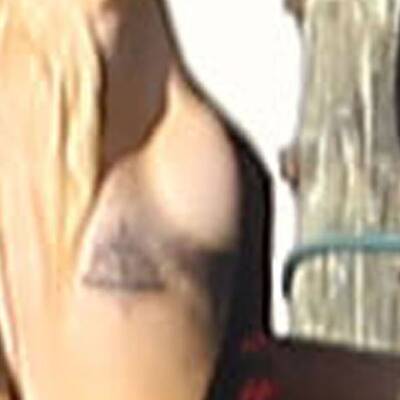 Sängerin Ellie Goulding entblößt die halbe Brust