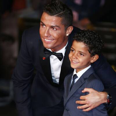 Cristiano Ronaldo knuddelt mit Sohn bei Premiere