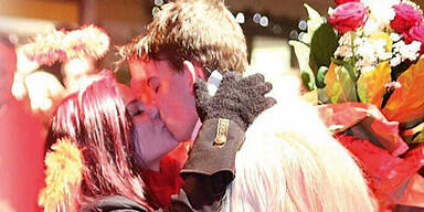 Krampus macht Engel Heiratsantrag