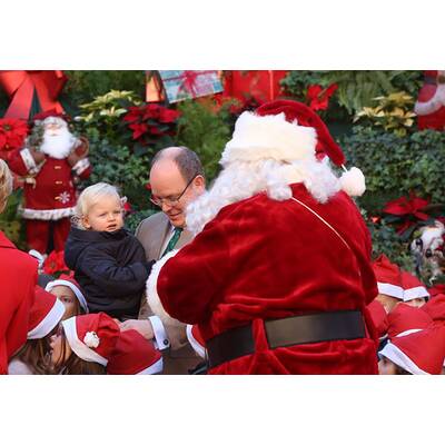 Die Monaco-Zwillinge beim Weihnachtsmann