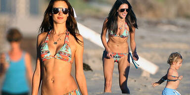 Alessandra Ambrosio tobt am Strand