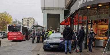 Schock in Alterlaa: Auto schrammt haarscharf an B&auml;ckerei vorbei