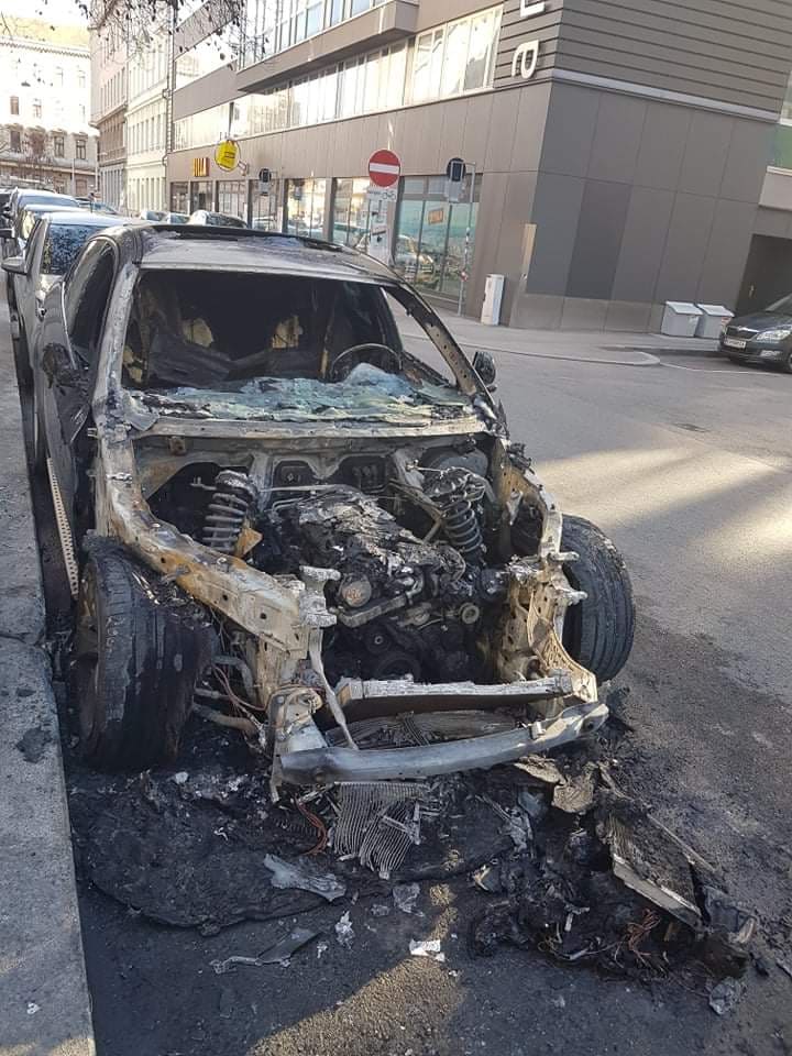 Spektakulärer Autobrand mitten in Wien