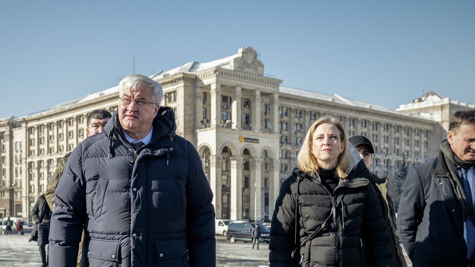 Vier Jahre Krieg: Meinl-Reisinger verteidigt Ukraine-Hilfen   Kép