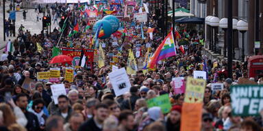 30.000 auf der Stra&szlig;e: Riesige Demo zieht durch London