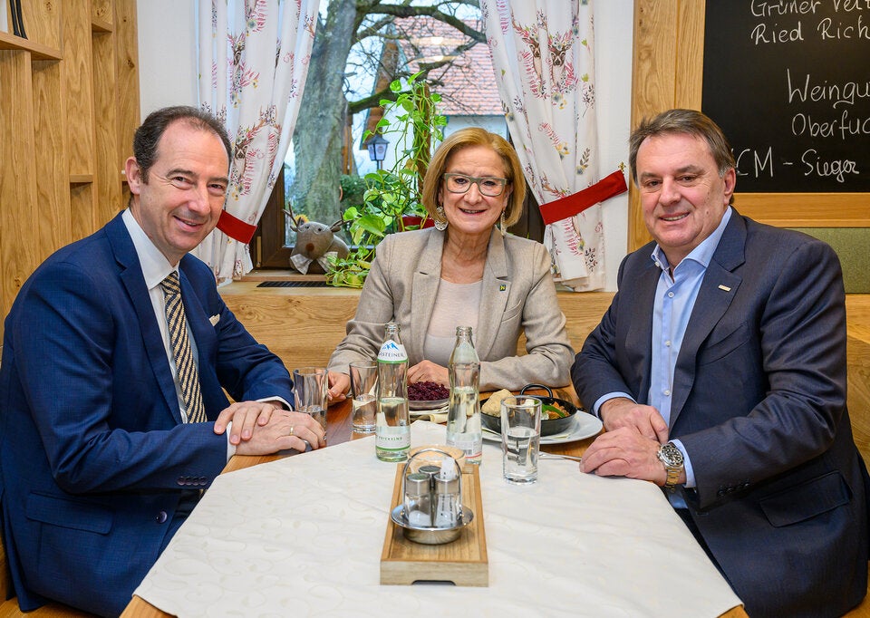 : Landeshauptfrau Johanna Mikl-Leitner mit (li.) Obmann Mario Pulker und (re.) WKNÖ-Präsident Wolfgang Ecker
