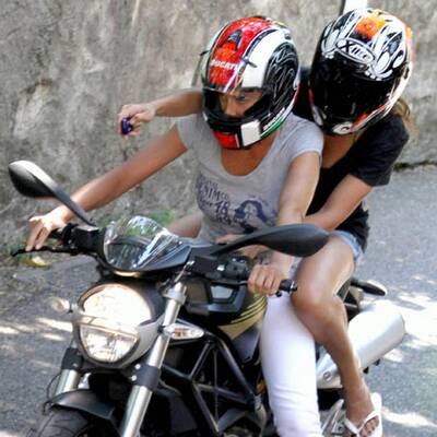 Elisabetta Canalis' Mädelstag am See