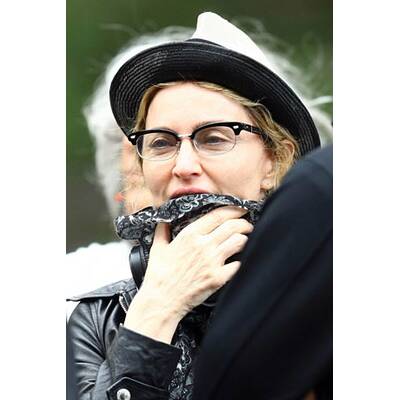 Ungeschminkt am Regiestuhl: Das wahre Gesicht von Madonna
