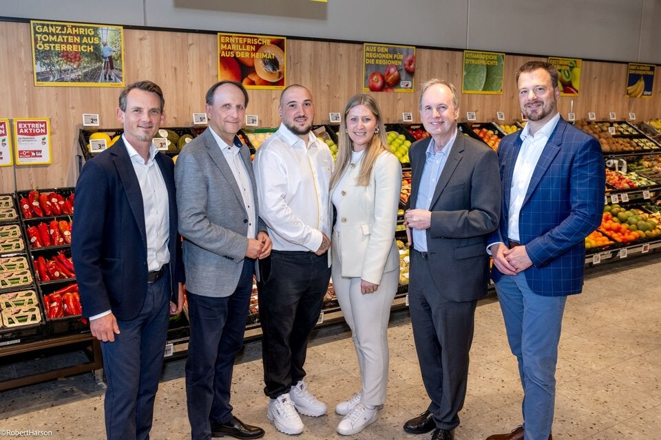 Stefan Weinlich (BILLA Vertriebsdirektor für Niederösterreich), Dieter Wasserburger (Leiter Immobilien/Expansion bei REWE International AG), Marko Denic (BILLA Marktmanager Hinterbrühl), Marina Roscher (BILLA Vertriebsleiterin), Erich Moser (Bürgermeister von Hinterbrühl) und Stefan Pany (Direktor Technische Abteilung bei REWE International AG) im Rahmen der Eröffnung des neuen BILLA Marktes in Hinterbrühl.