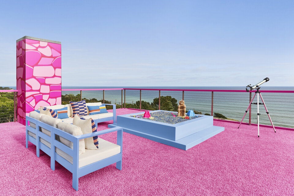 Die pinke Beachvilla hat einen traumhaften Ausblick und direkten Zugang zum Meer.