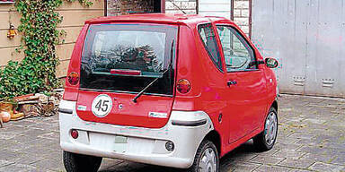 Opa mit Mopedauto als Geisterfahrer