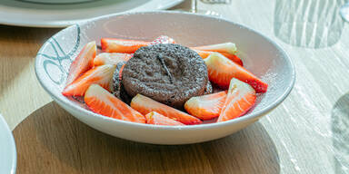 Schokok&uuml;chlein mit fl&uuml;ssigem Kern mit marinierten Erdbeeren