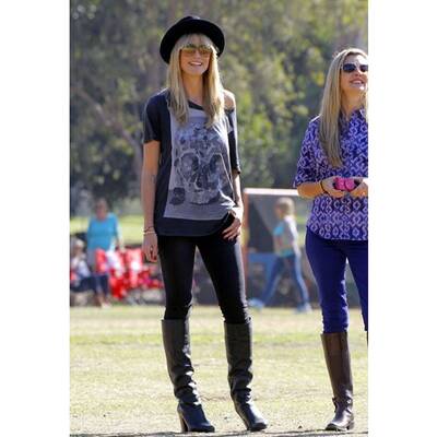 So stylish feuert Heidi ihre Kids am Fußballfeld an 