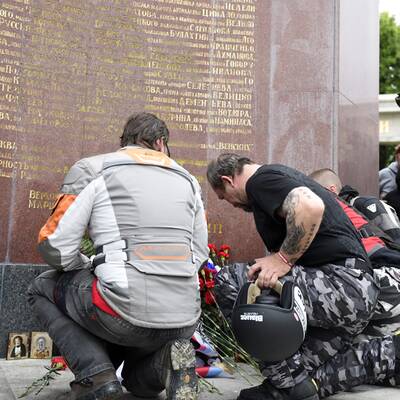 Nachtwölfe legen Kranz in Wien nieder