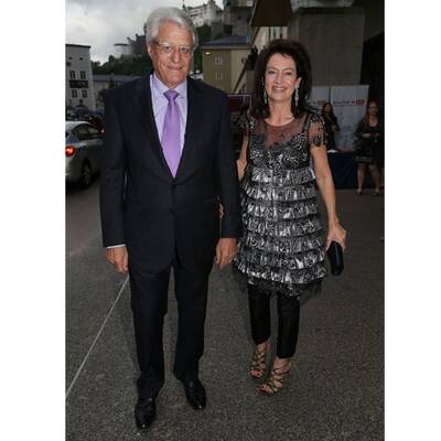 Elfenhaft:  Nicole Beutler setzt mit einem Brokat-Kleid in edlem Elfenbein einen noblen Trend.