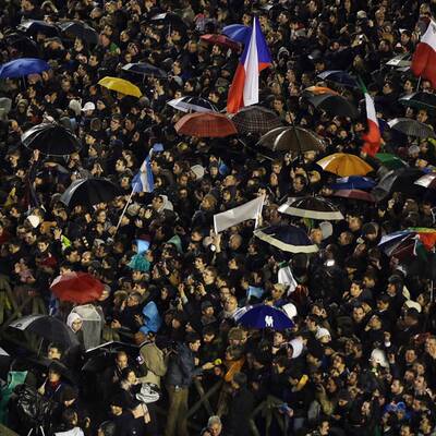 Weißer Rauch über Vatikan