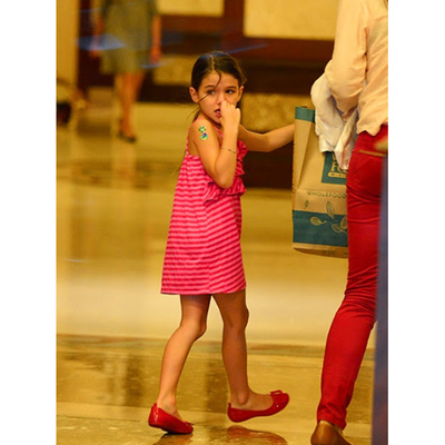 Suri liebt ihre Roger Vivier Schuhe 