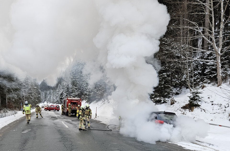 Nur ein Knall - dann stand der SUV in Flammen