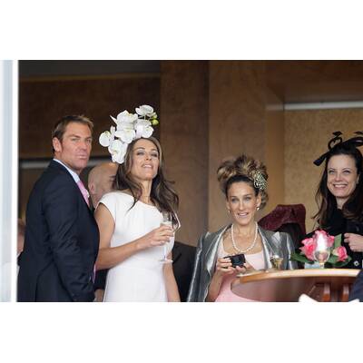 Liz Hurley & Sarah Jessica Parker beim Melbourne Cup 2011