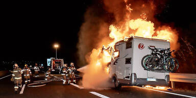Wohnmobil ging auf A12 lichterloh in Flammen auf