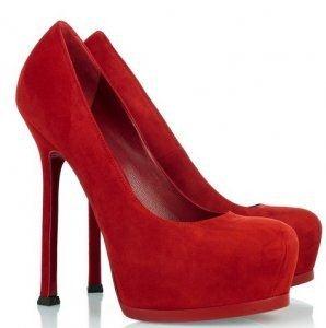 Louboutin darf rote Sohle schützen lassen