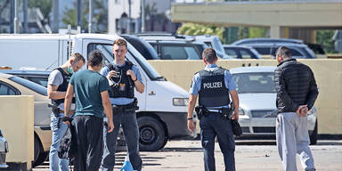 Deutsche bewerfen Polizei und Feuerwehr mit Steinen