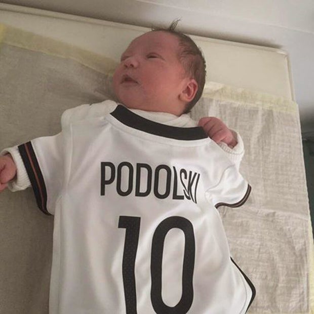 Lukas Podolski: Tochter Maya im Nationaldress