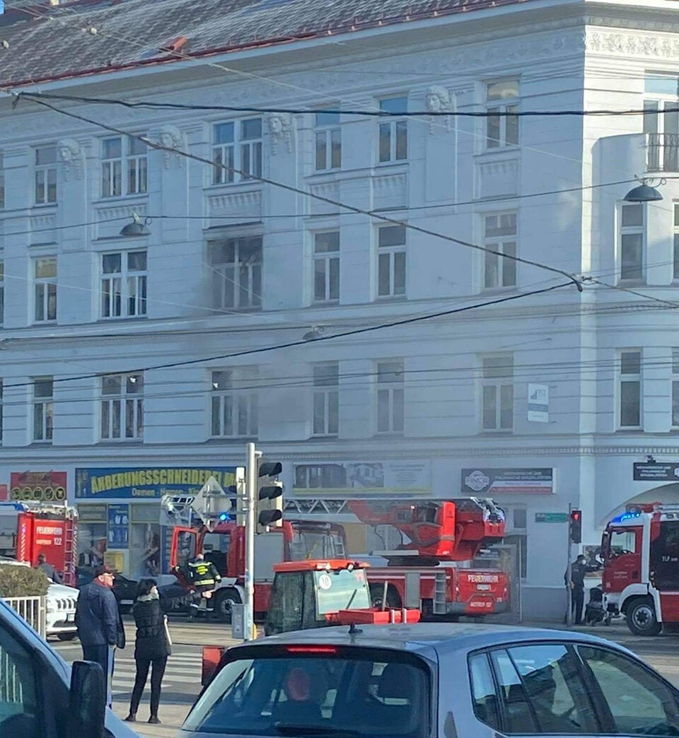 Jugendlicher über Fenster aus Feuer-Wohnung gerettet