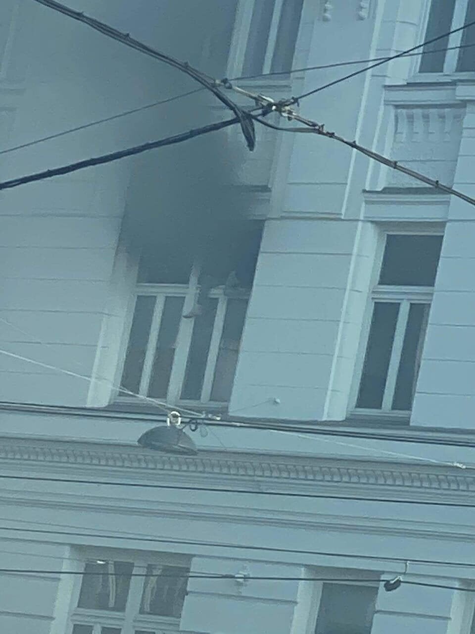 Jugendlicher über Fenster aus Feuer-Wohnung gerettet