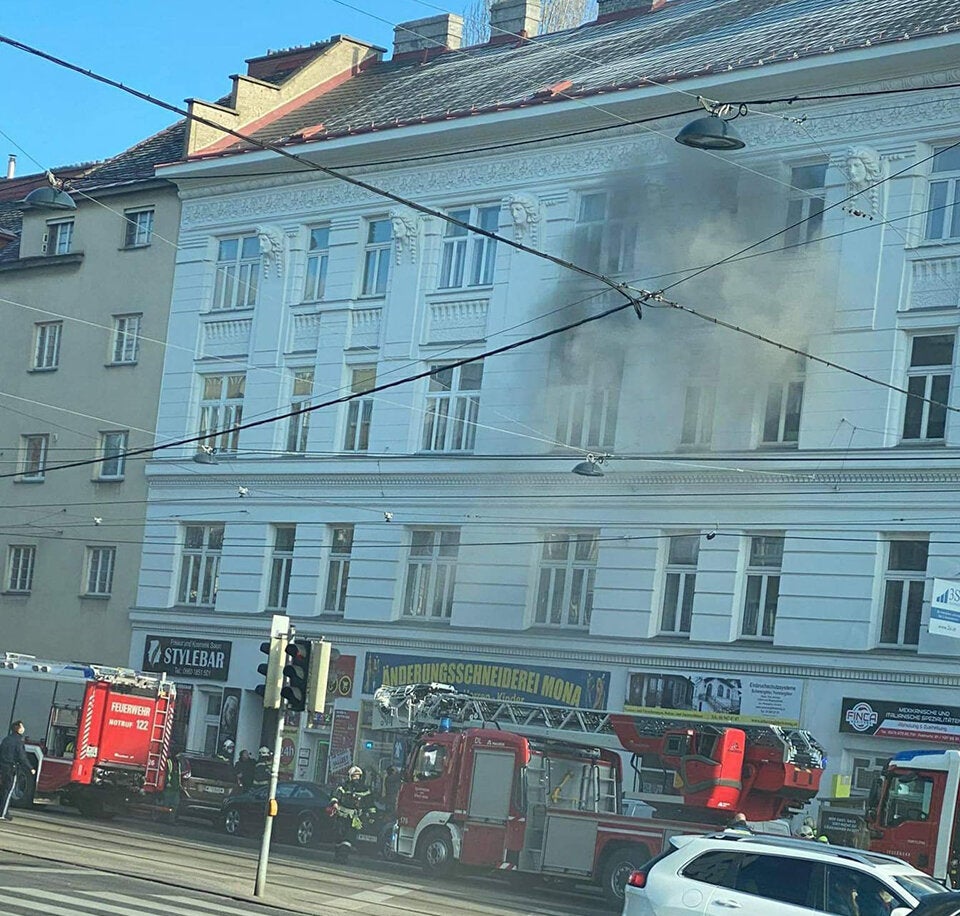 Jugendlicher über Fenster aus Feuer-Wohnung gerettet